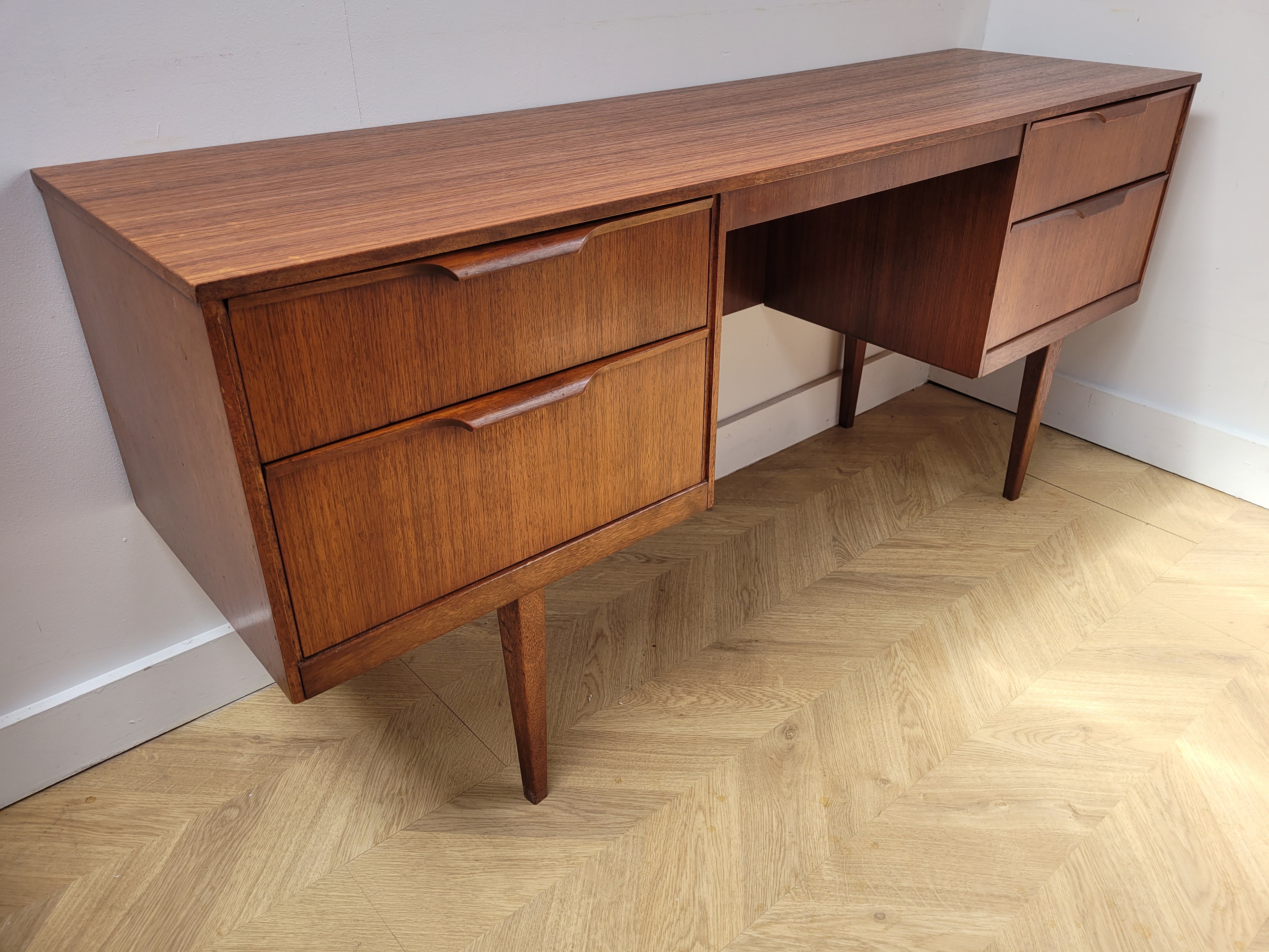 Austinsuite Desk