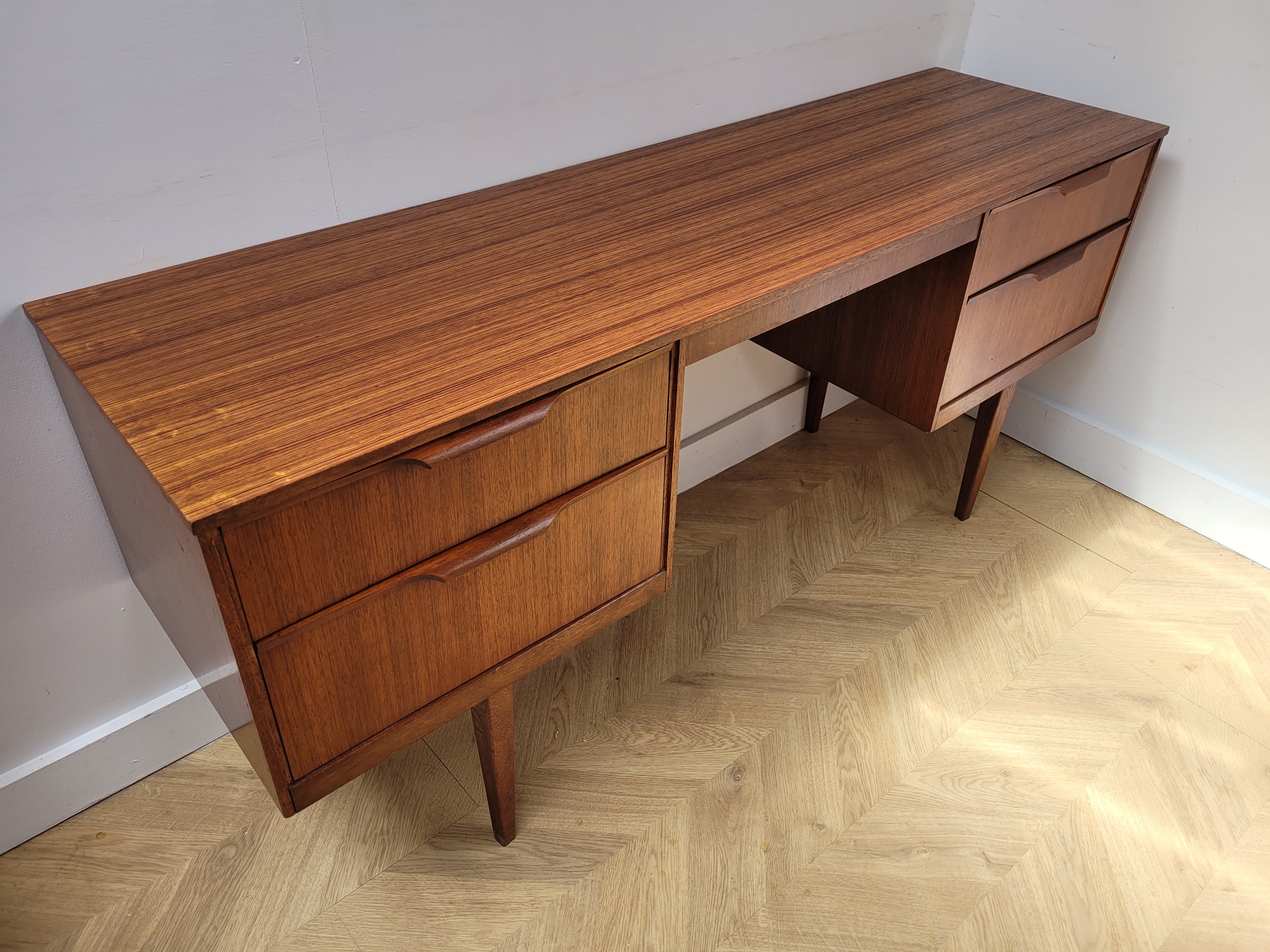 Austinsuite Desk