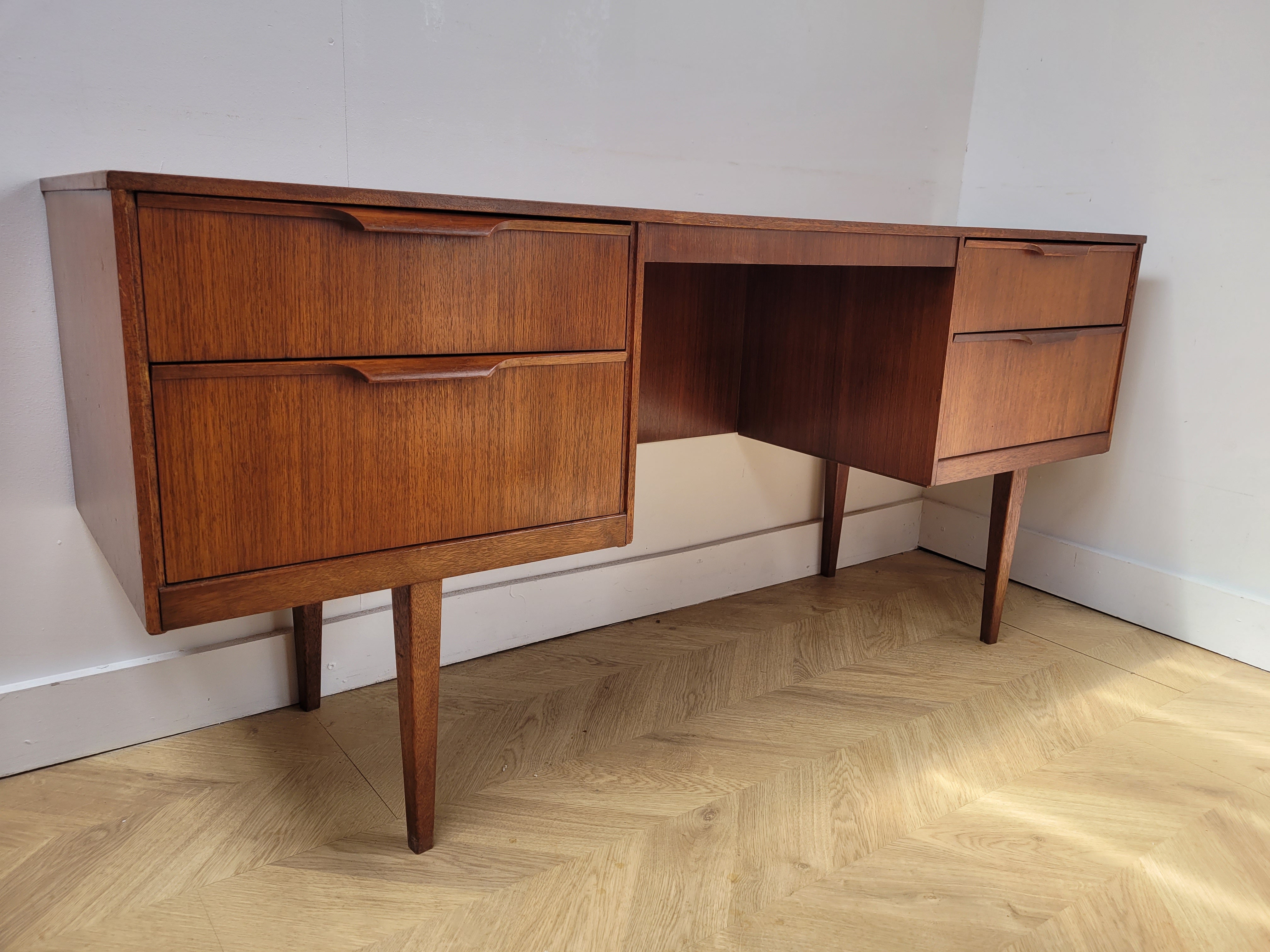 Austinsuite Desk