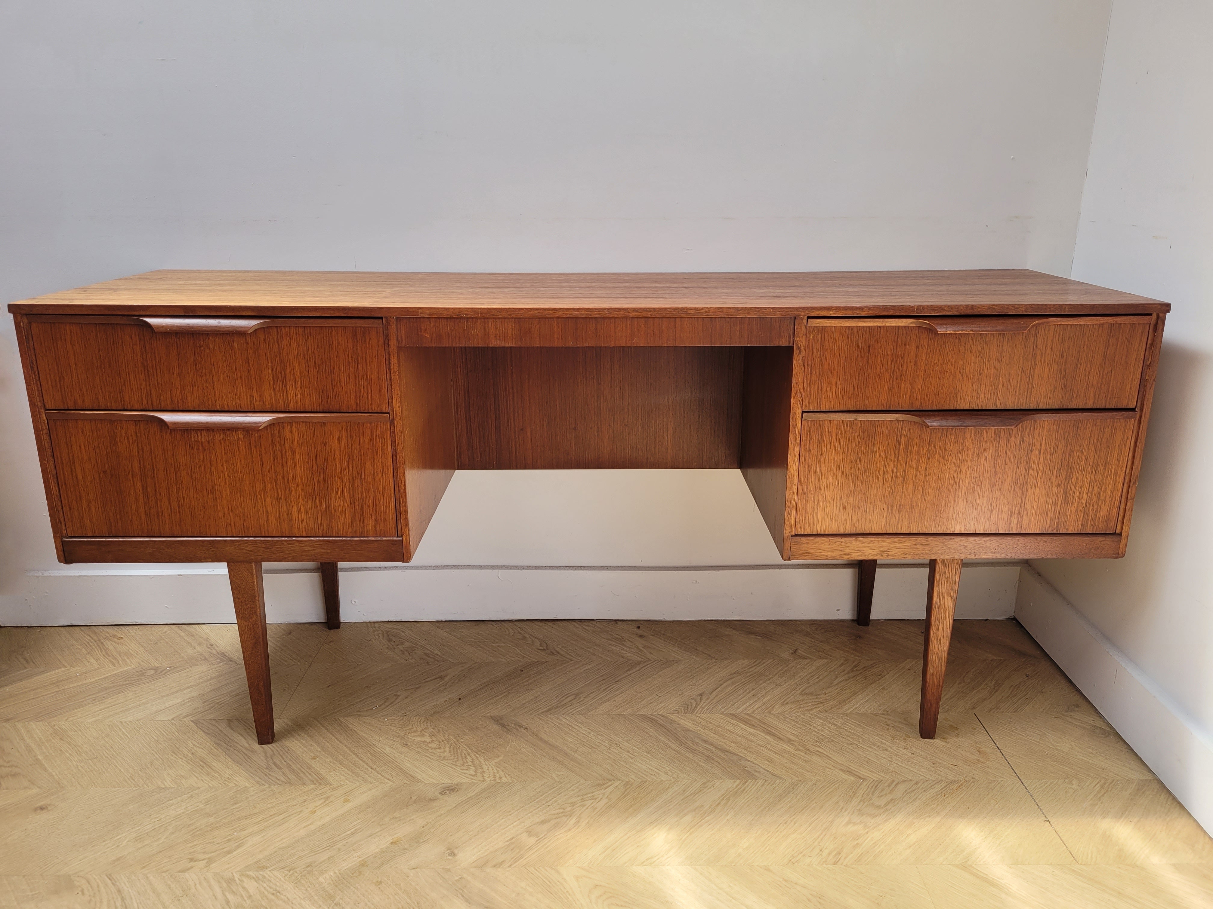 Austinsuite Desk