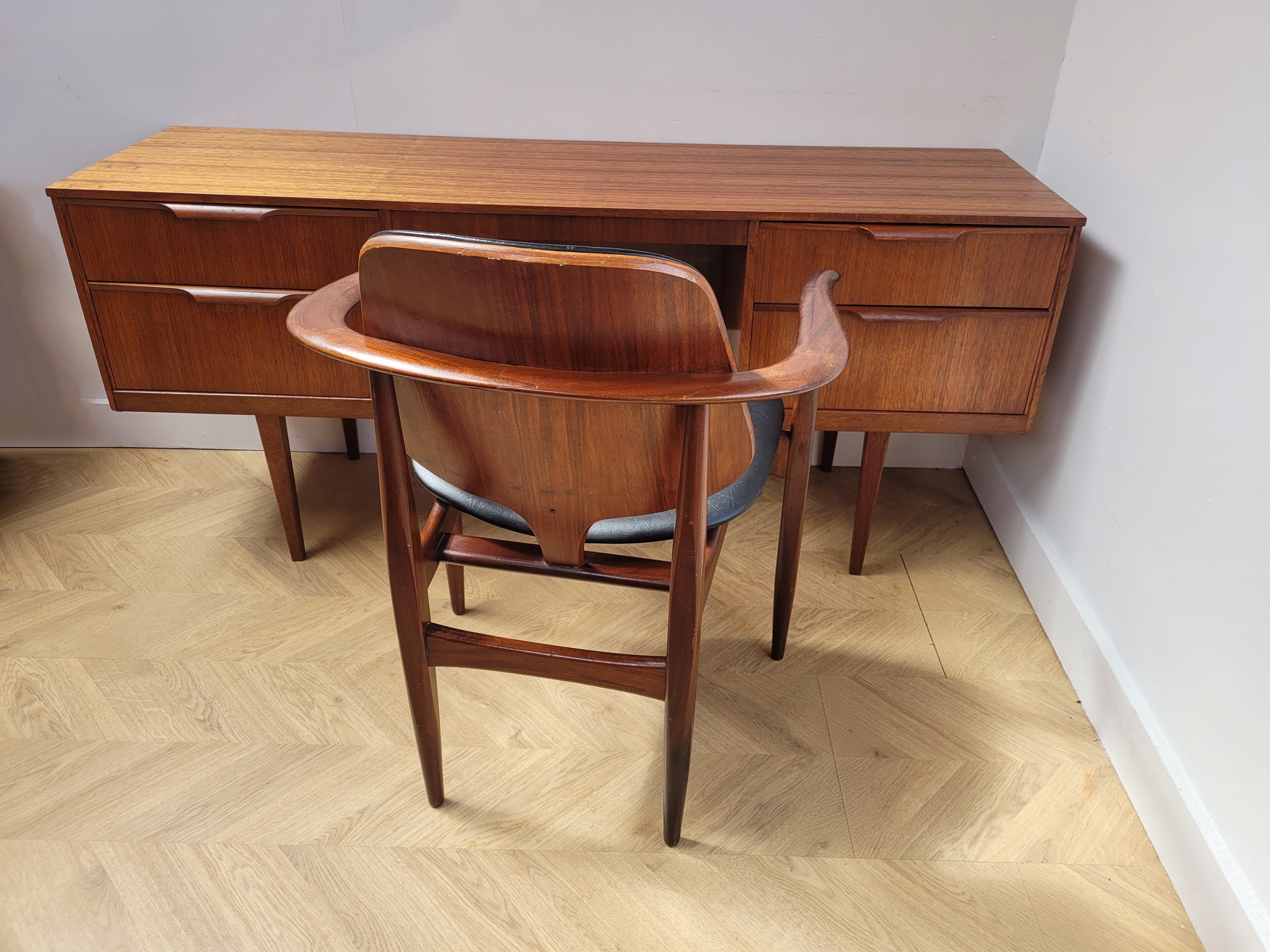 Austinsuite Desk