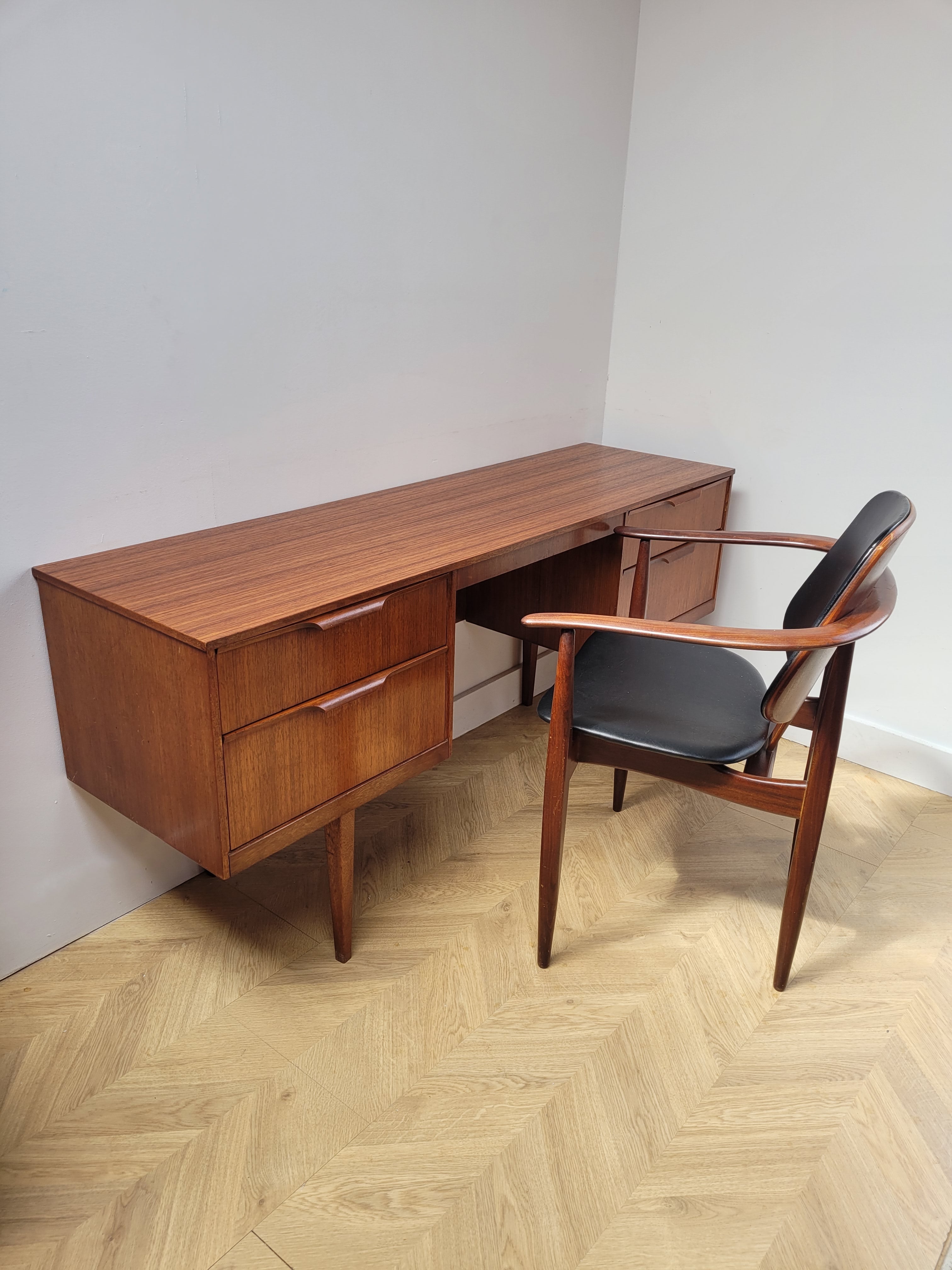 Austinsuite Desk