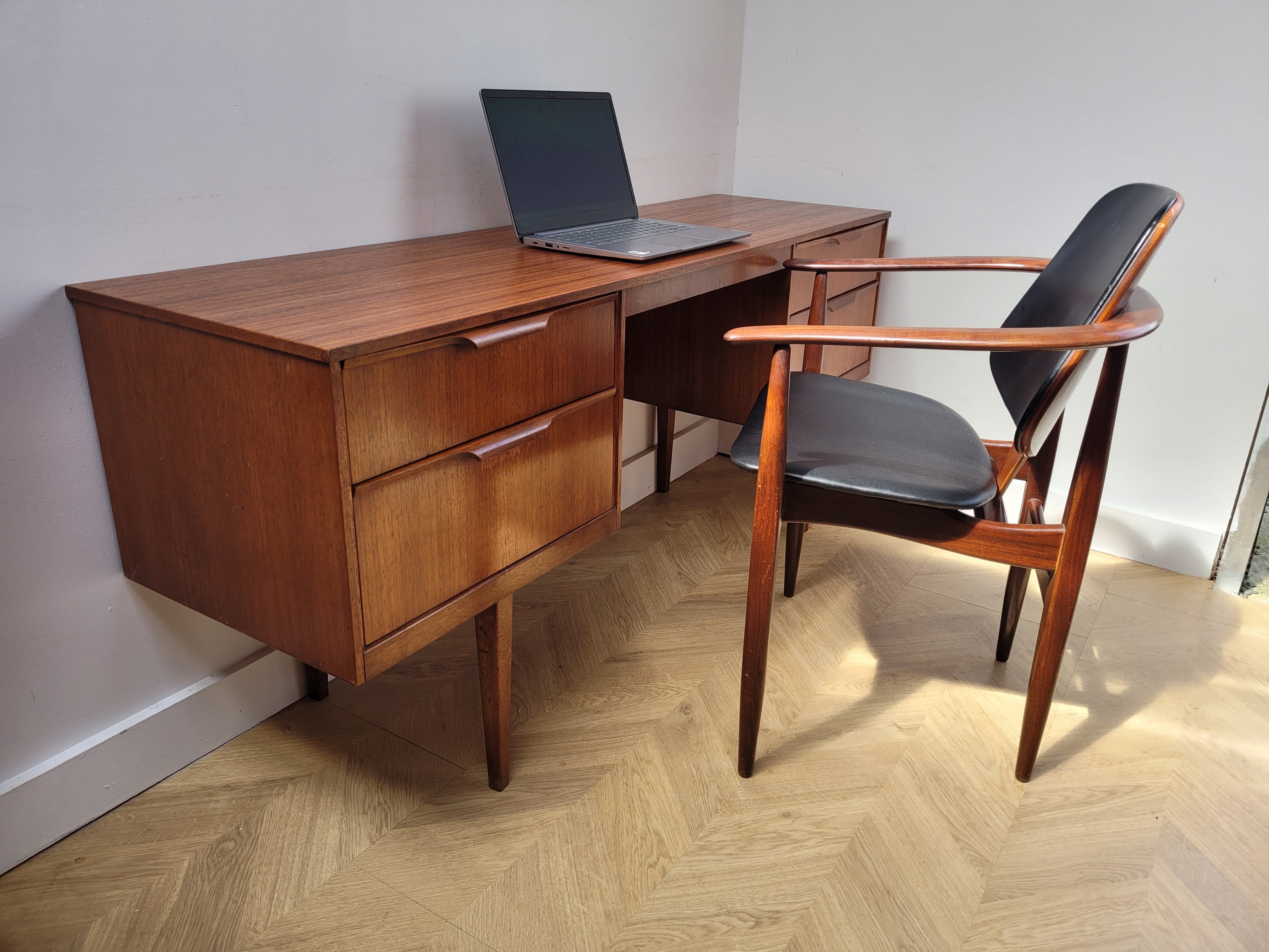 Austinsuite Desk