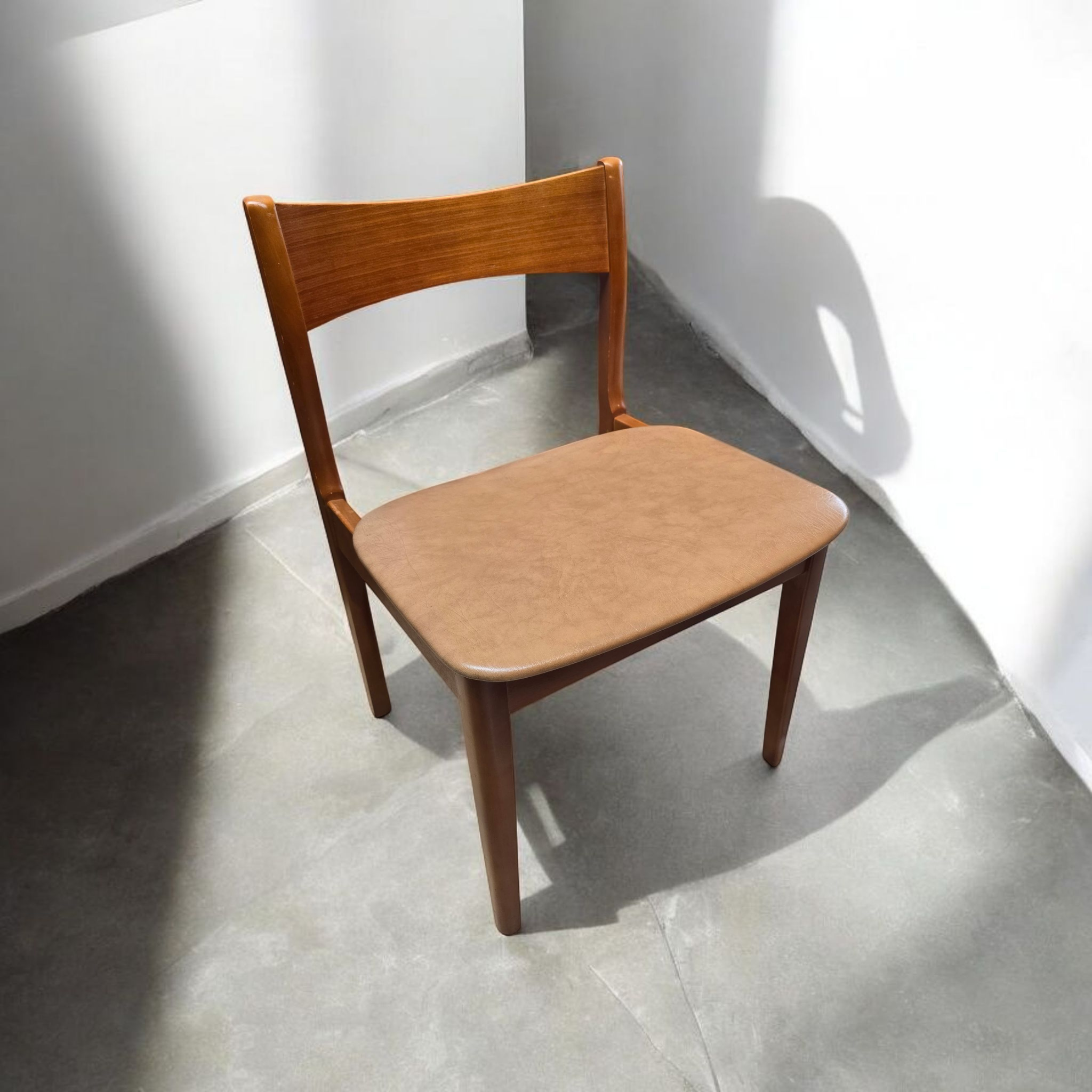 Mid Century Round Dining Table