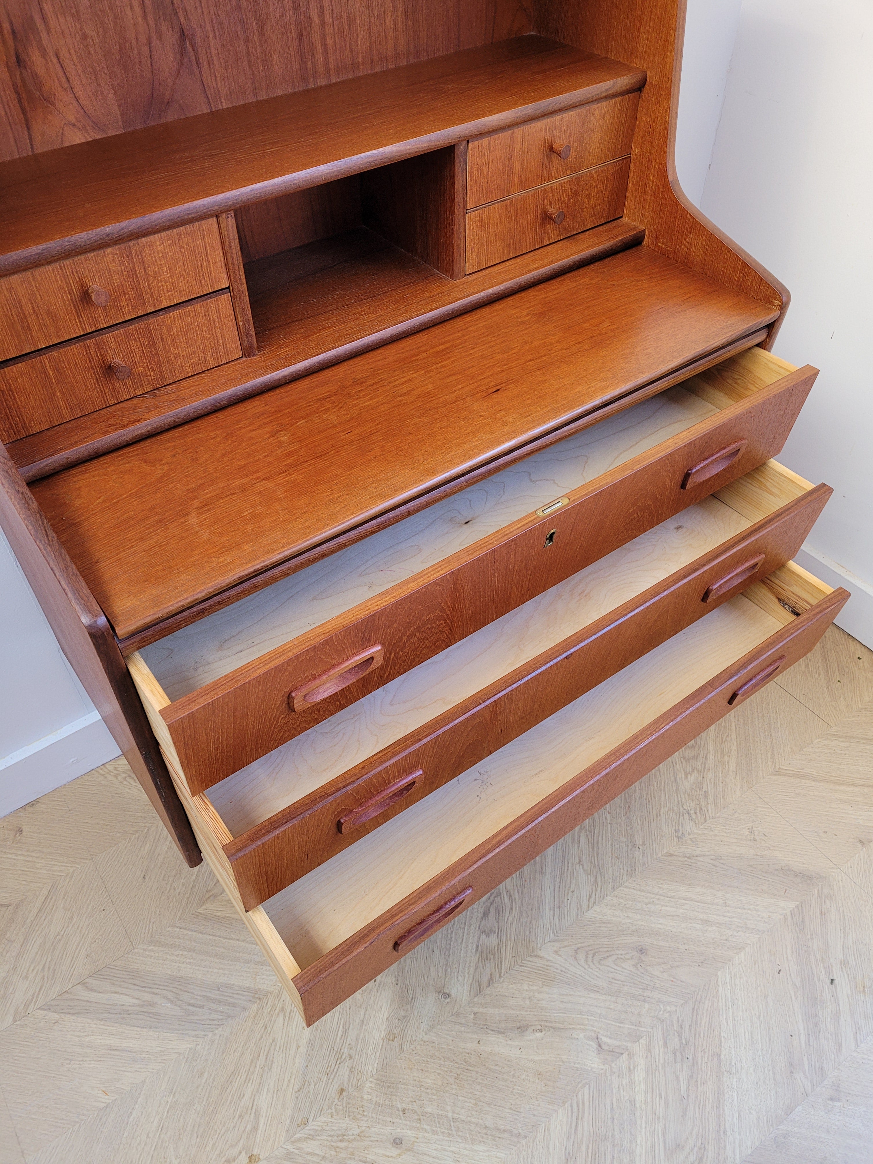 Danish Bureau/ Secretary