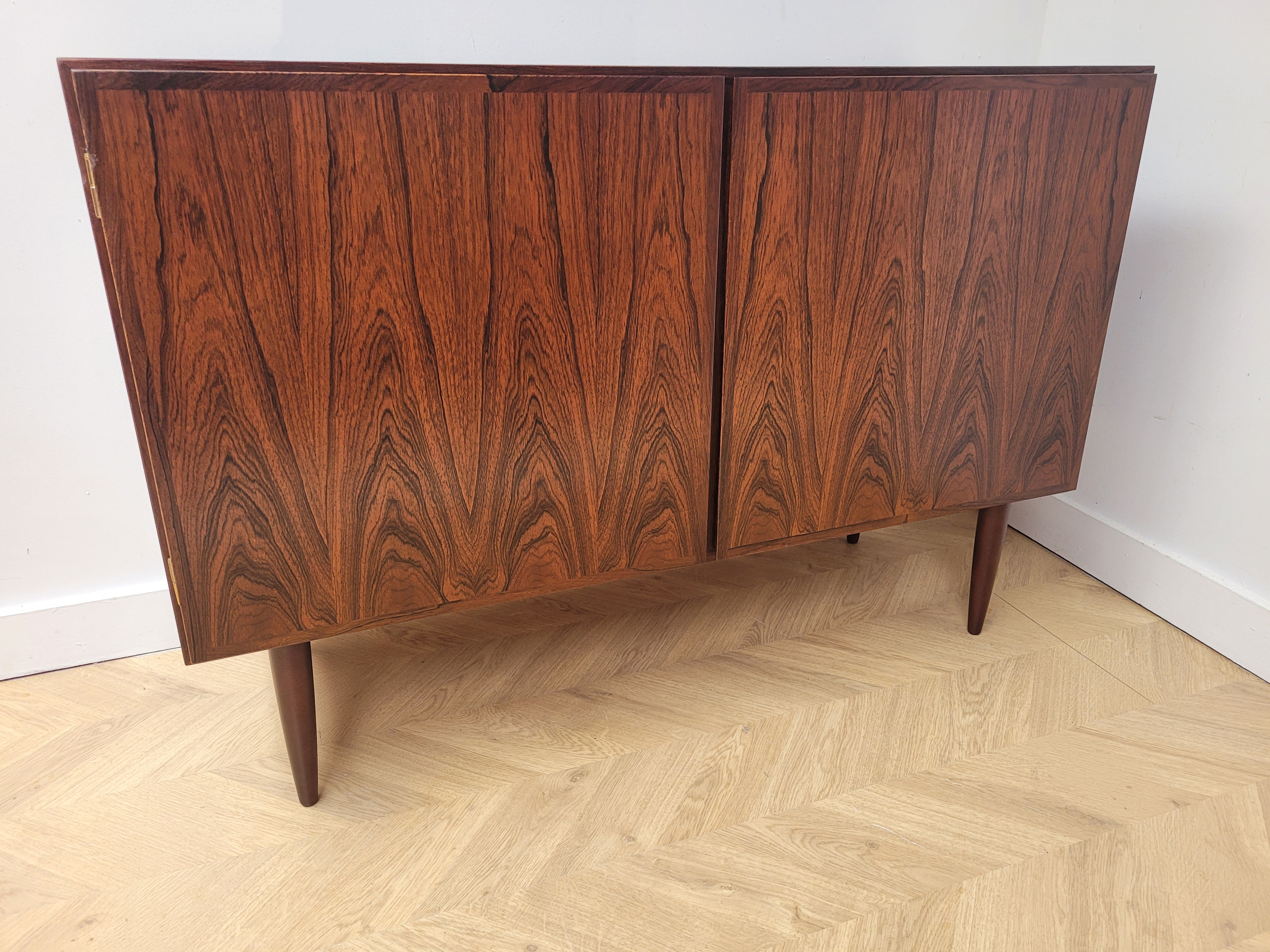 Omann Jun
Rosewood Cabinet