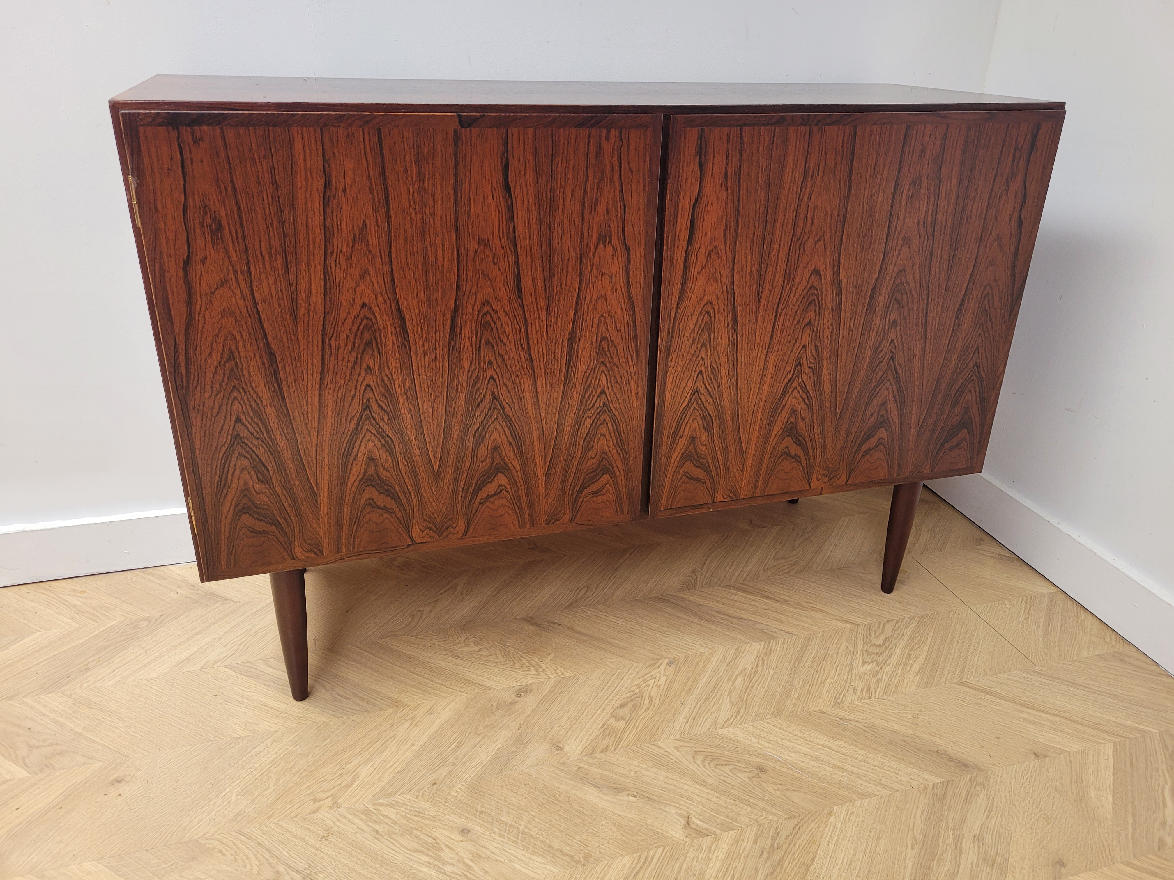 Omann Jun
Rosewood Cabinet