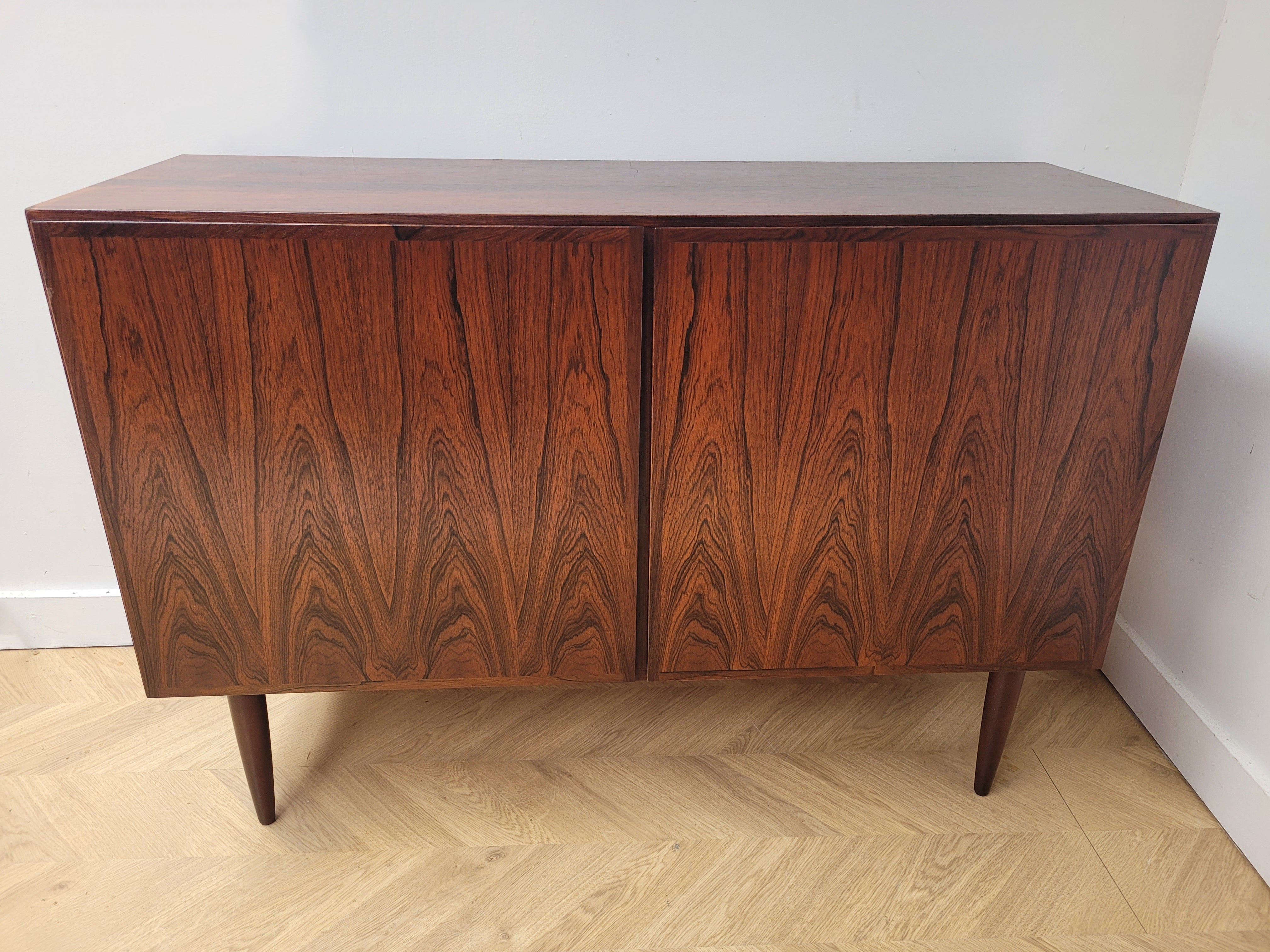 Omann Jun
Rosewood Cabinet