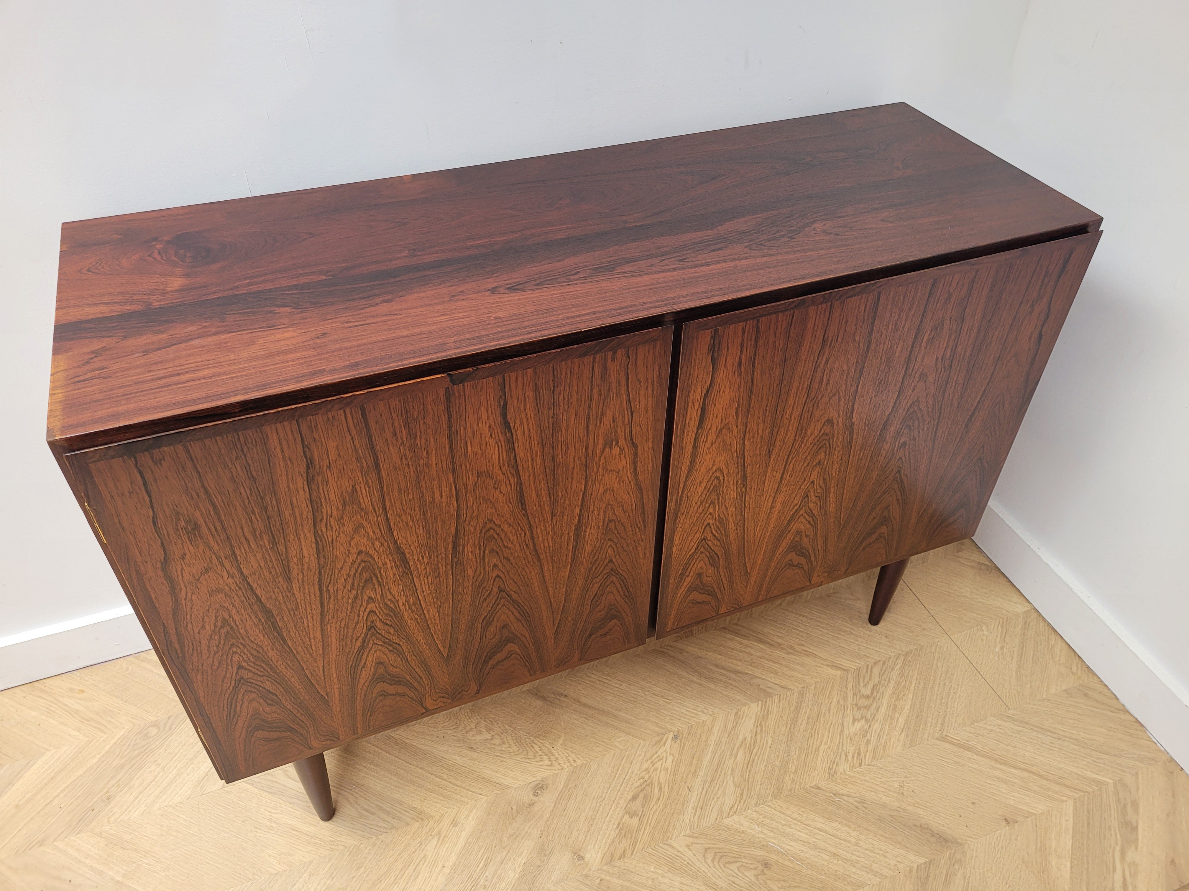 Omann Jun
Rosewood Cabinet