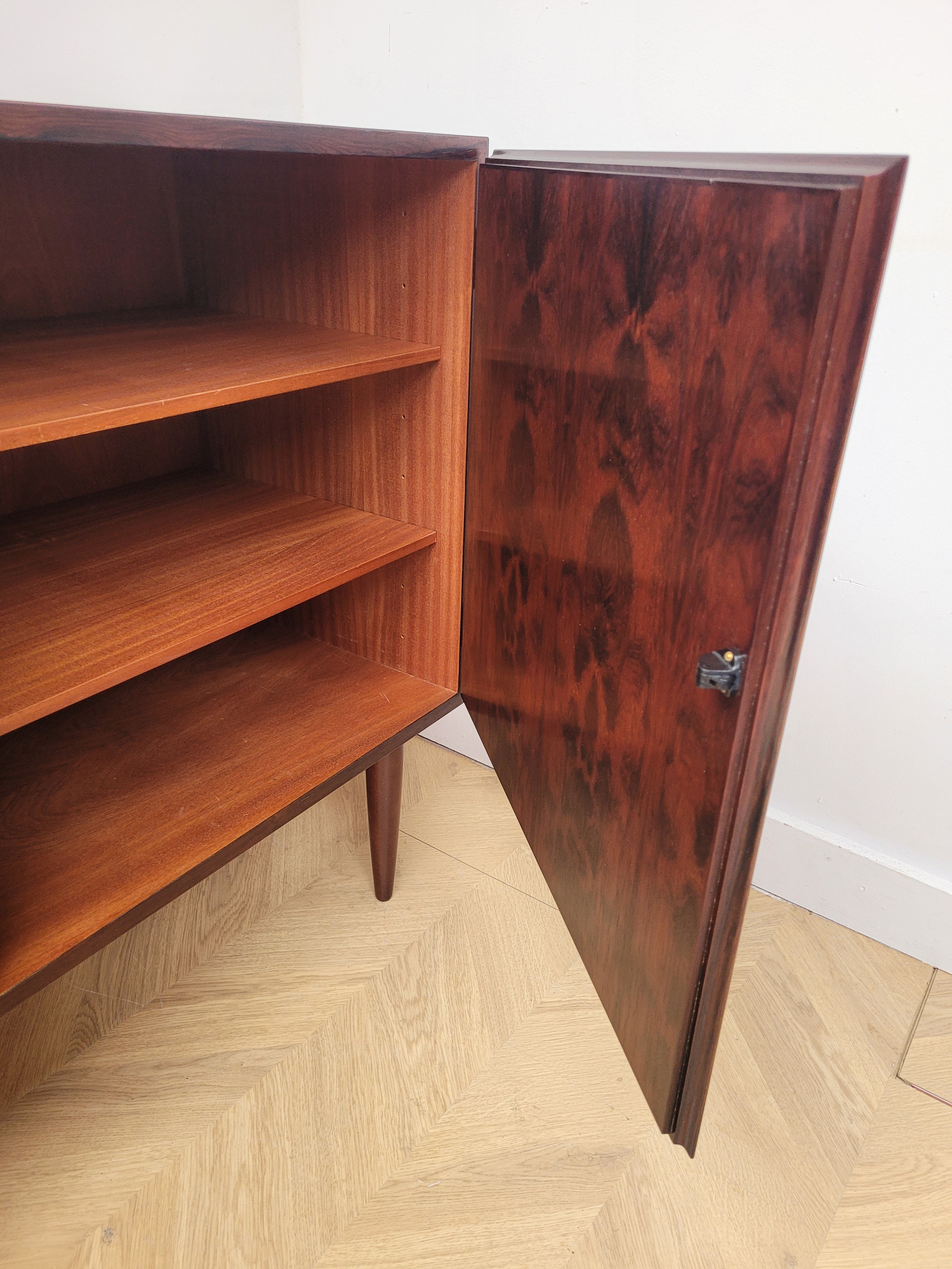 Omann Jun
Rosewood Cabinet