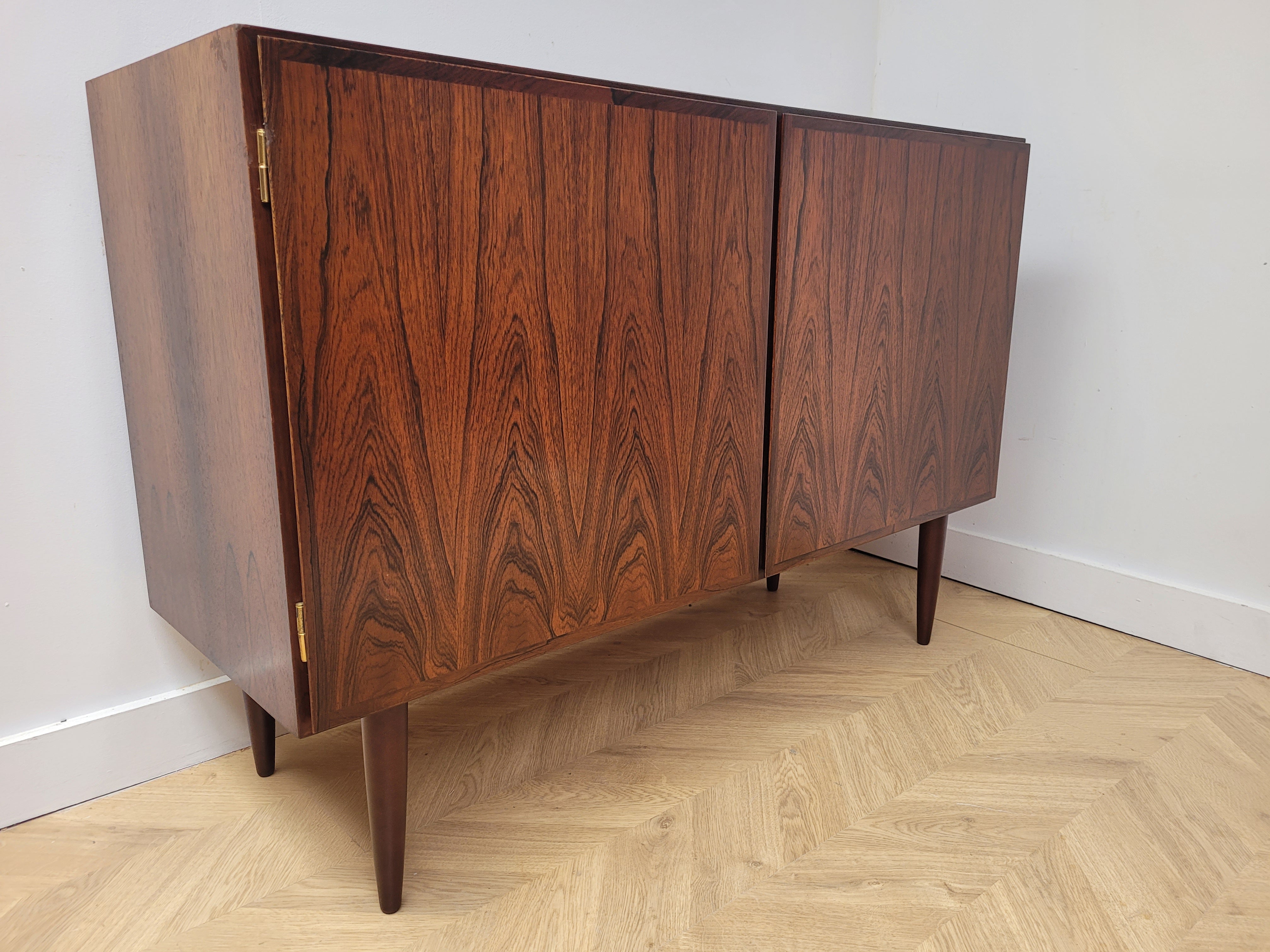Omann Jun
Rosewood Cabinet