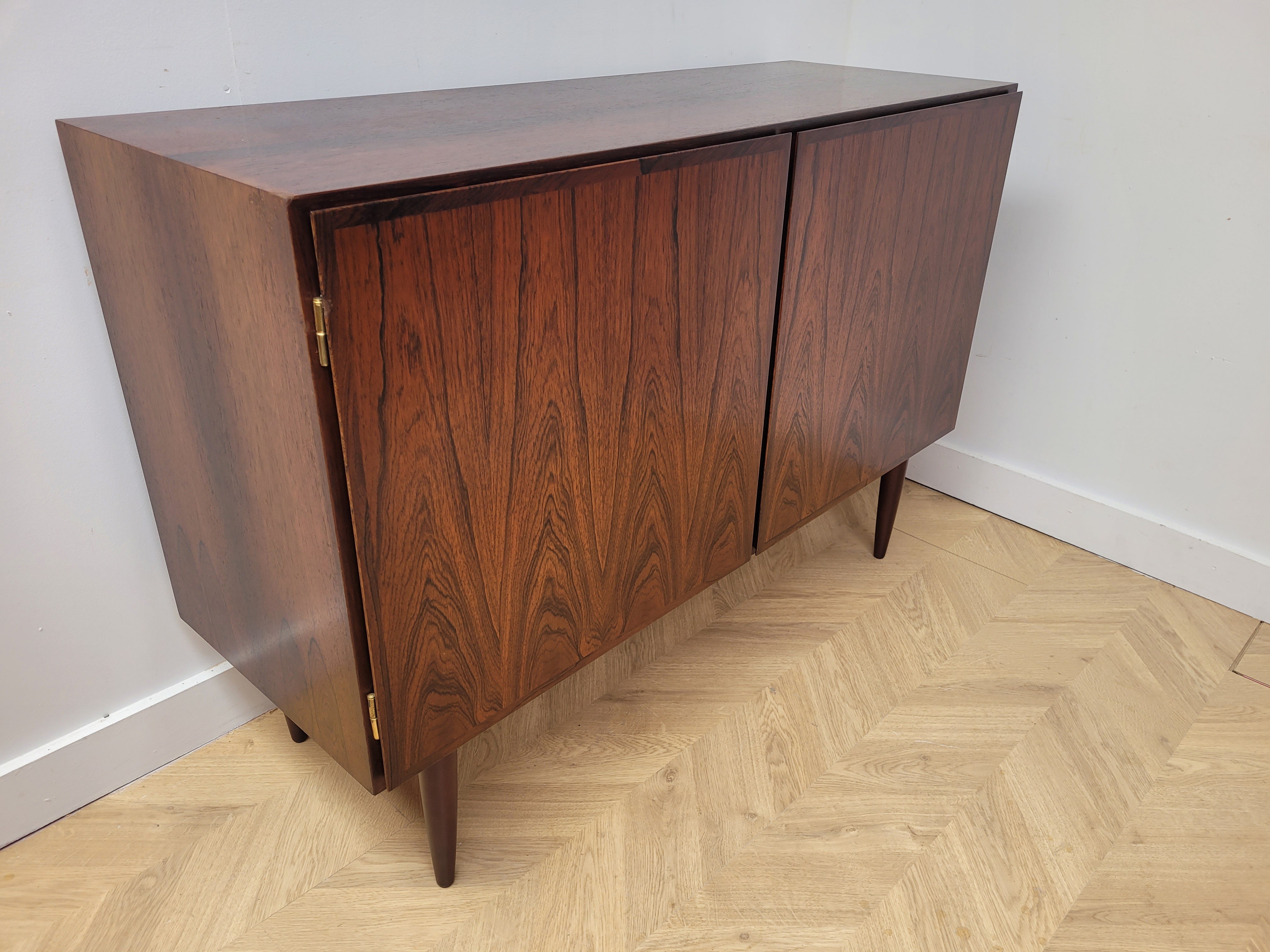 Omann Jun
Rosewood Cabinet