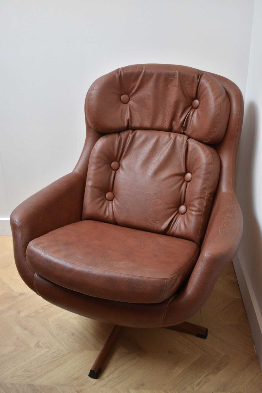 Mid Century Swivel Chair