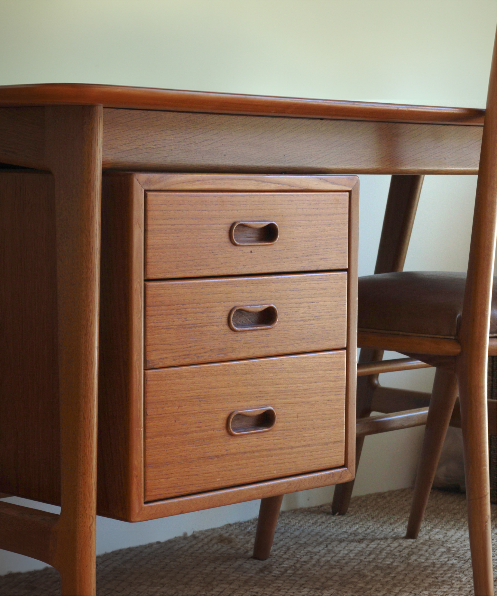 Desks & Dressing Tables