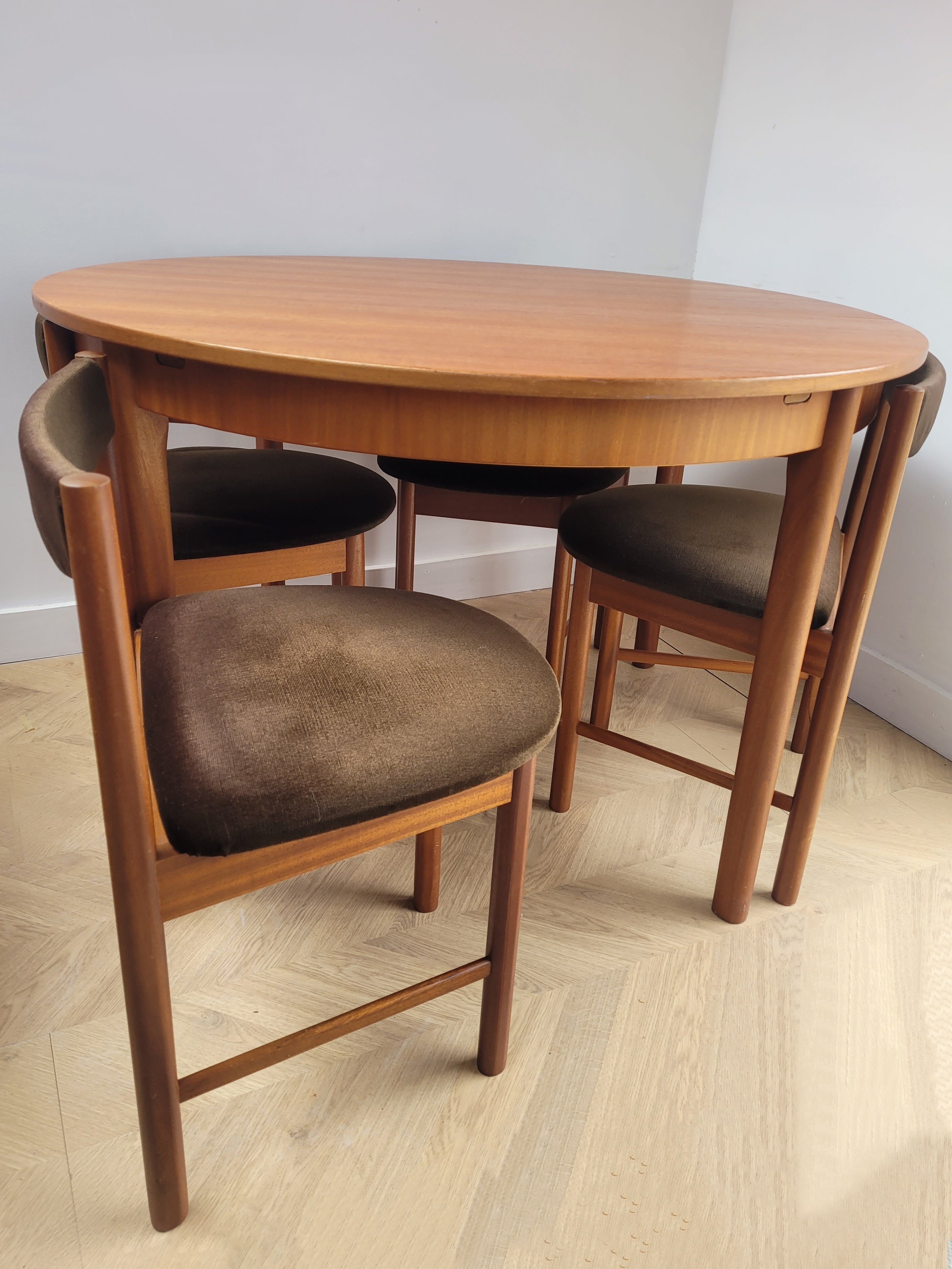 McIntosh Dining table & chairs