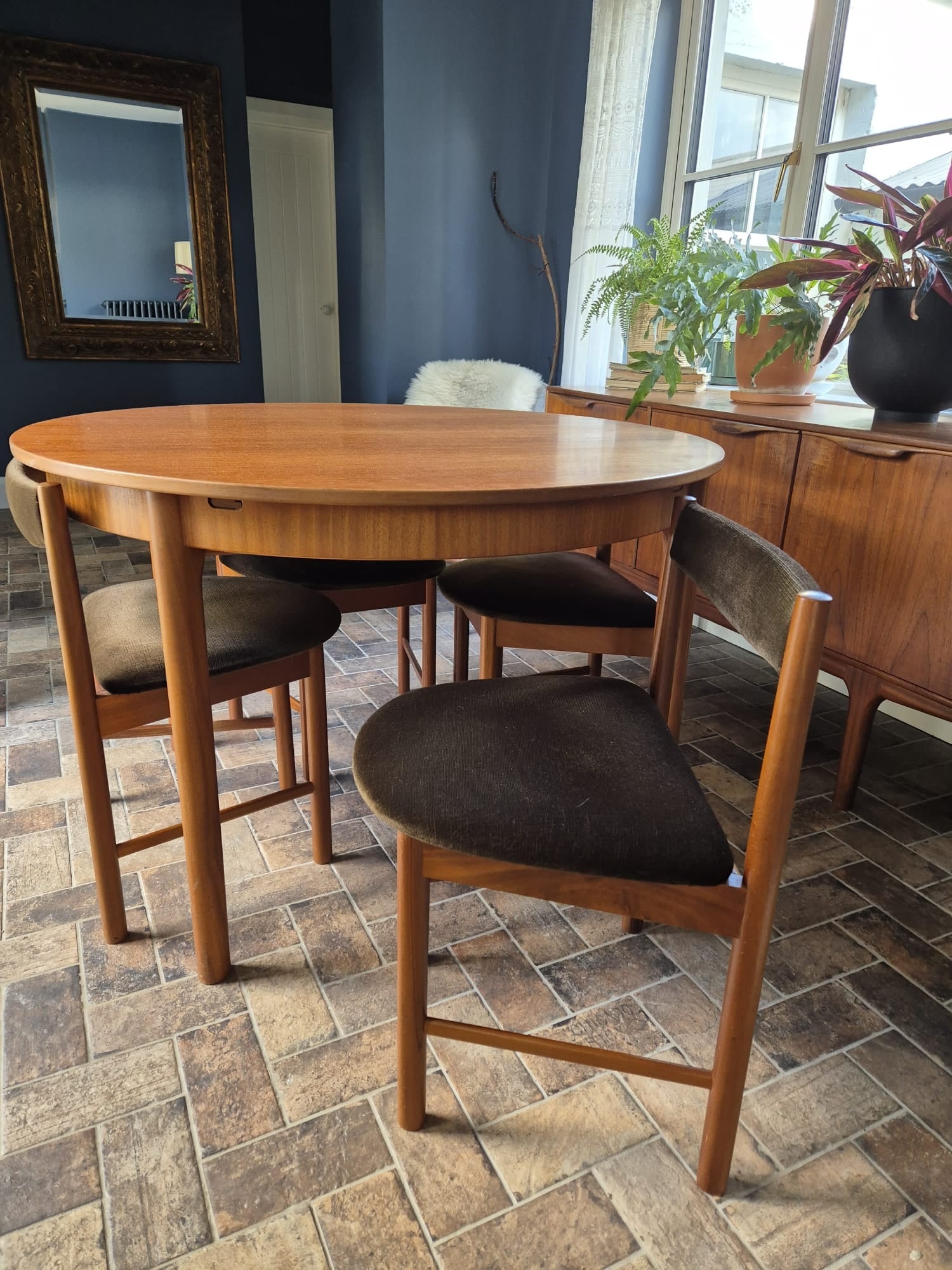 McIntosh Dining table & chairs