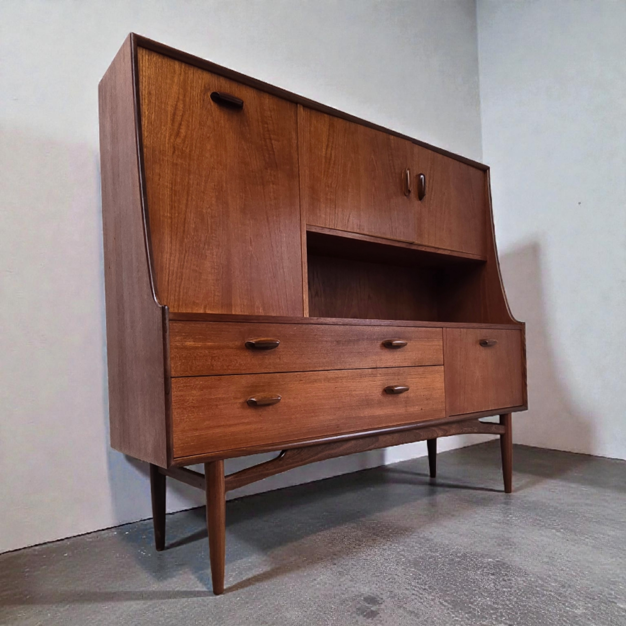 G plan Highboard