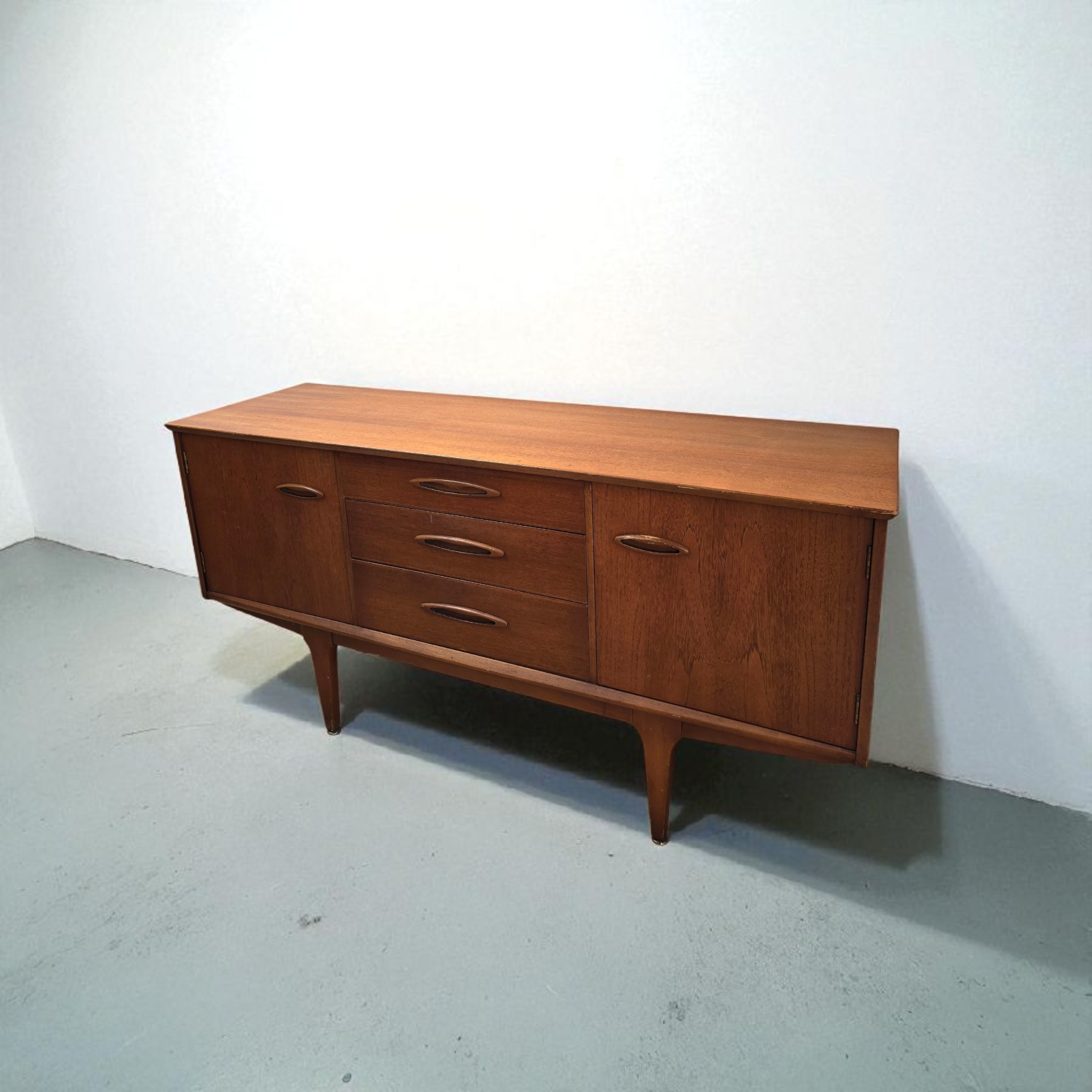 Compact Jentique Credenza
