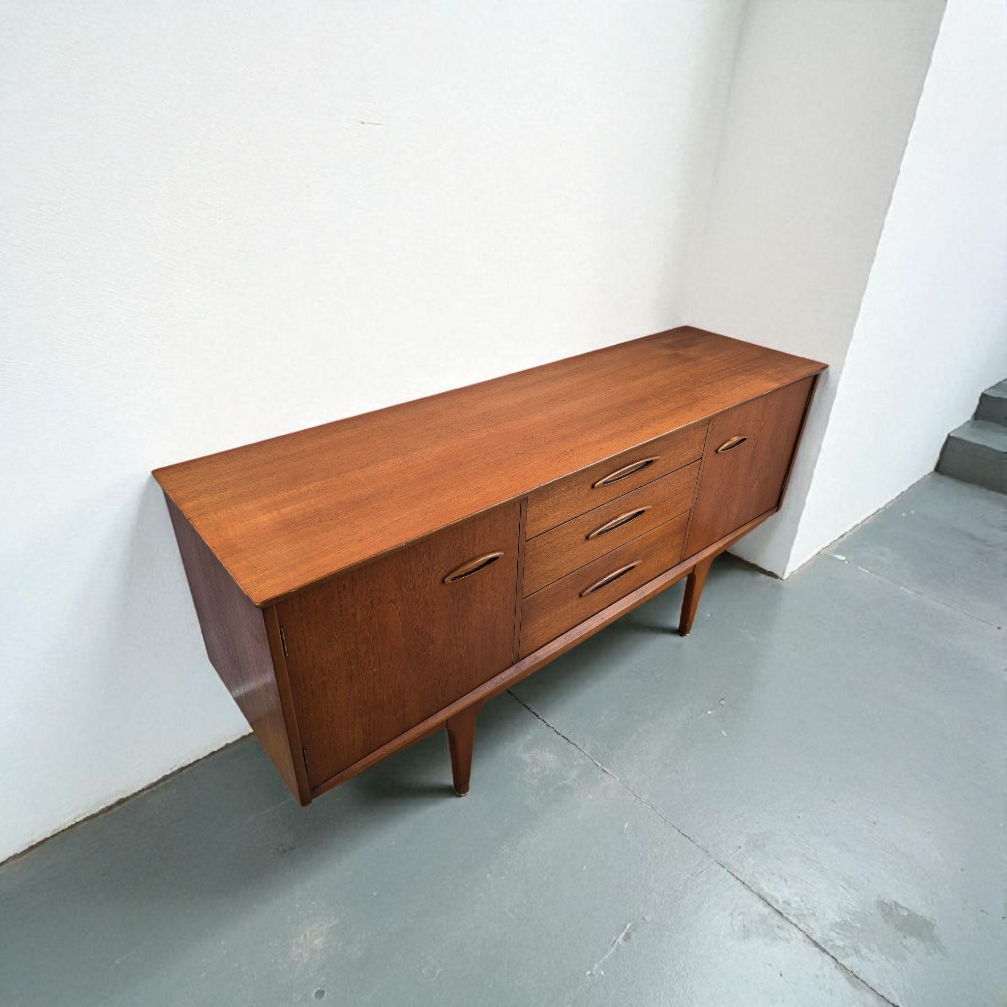 Compact Jentique Credenza