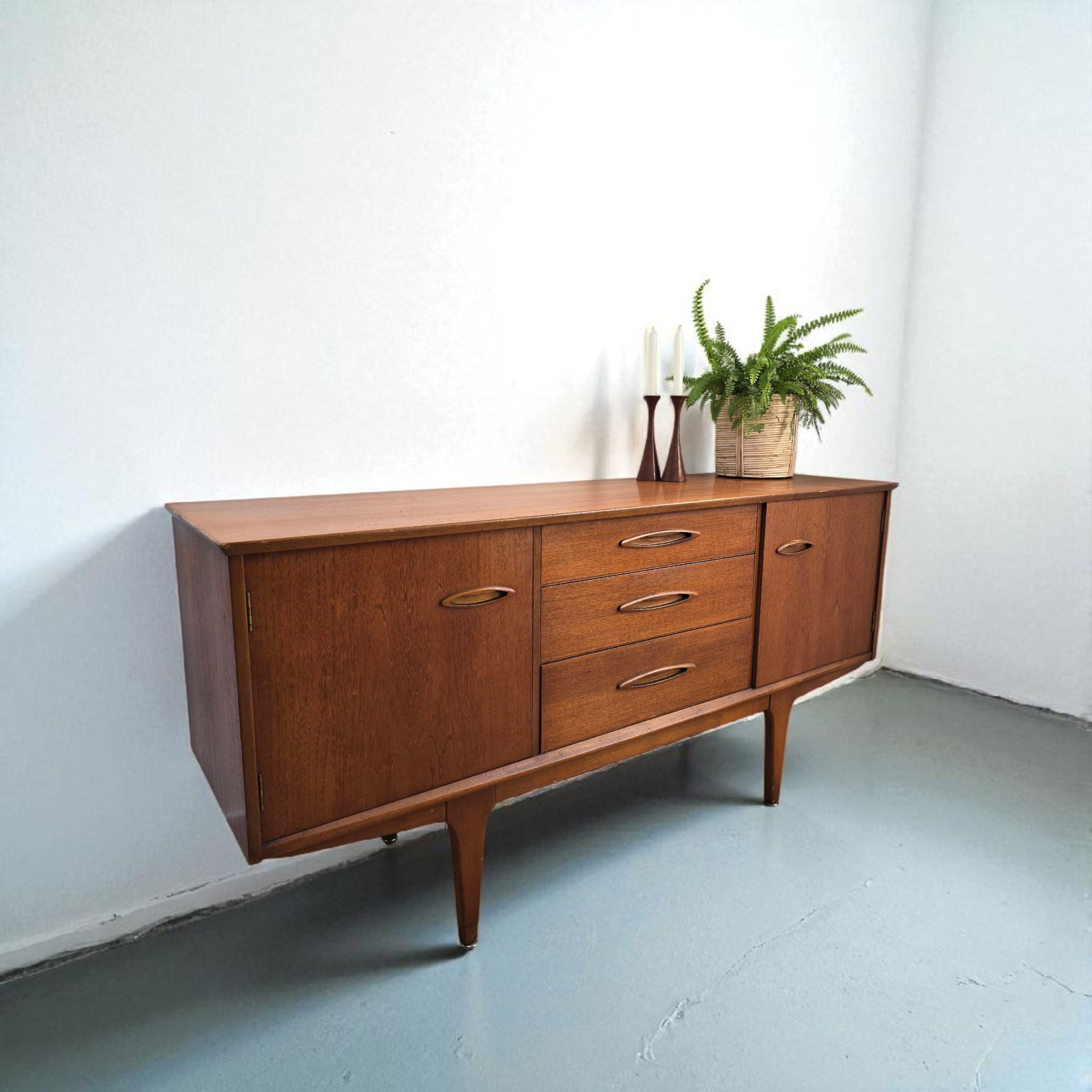 Compact Jentique Credenza