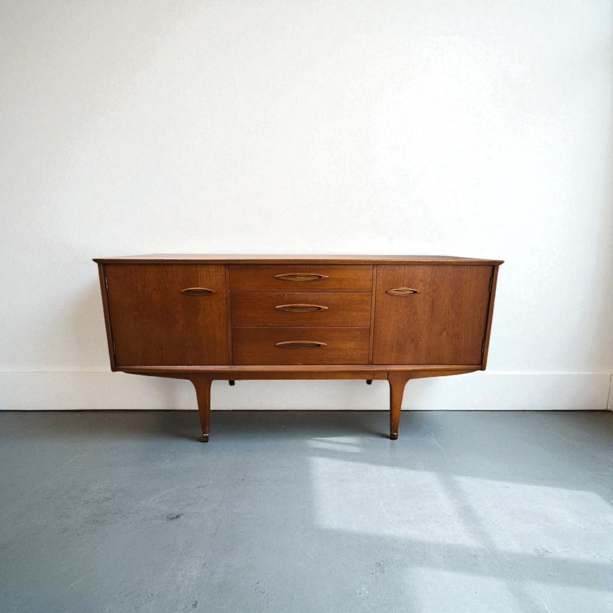 Compact Jentique Credenza