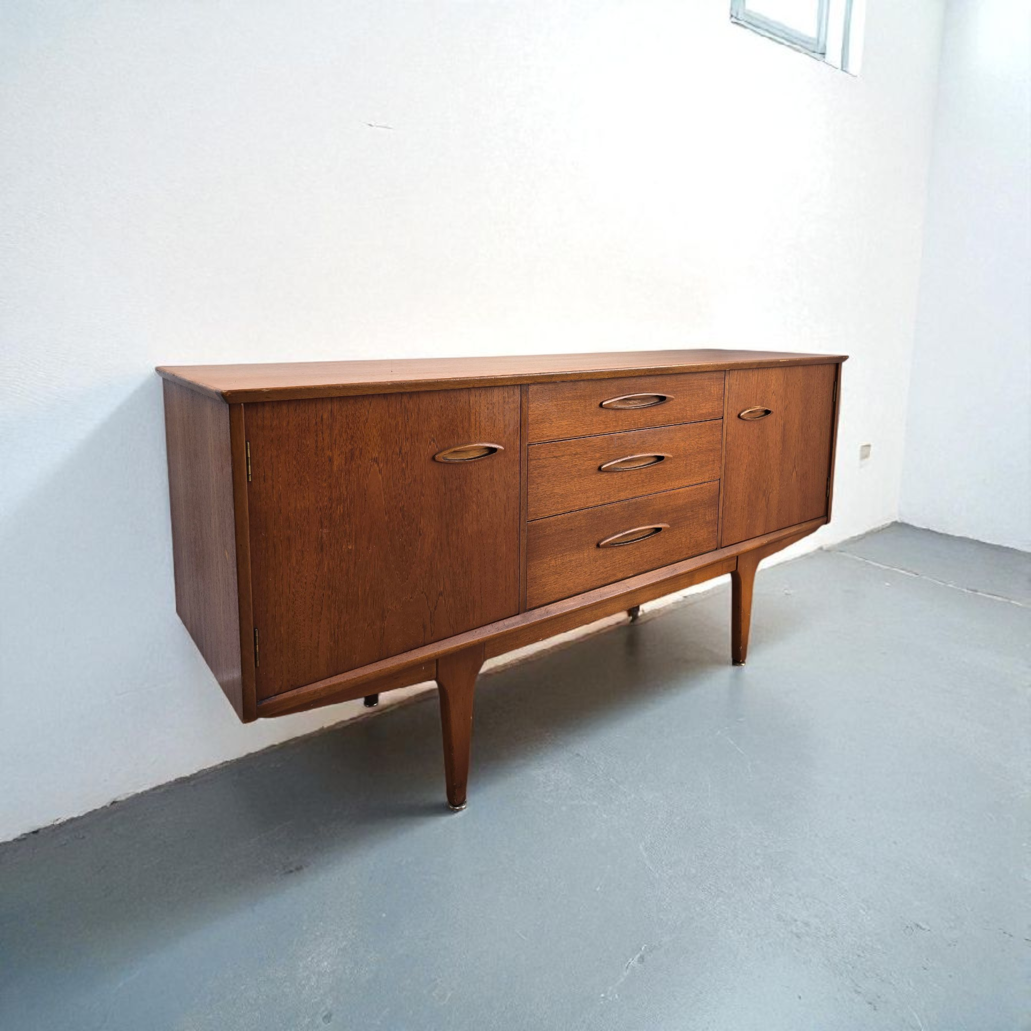 Compact Jentique Credenza