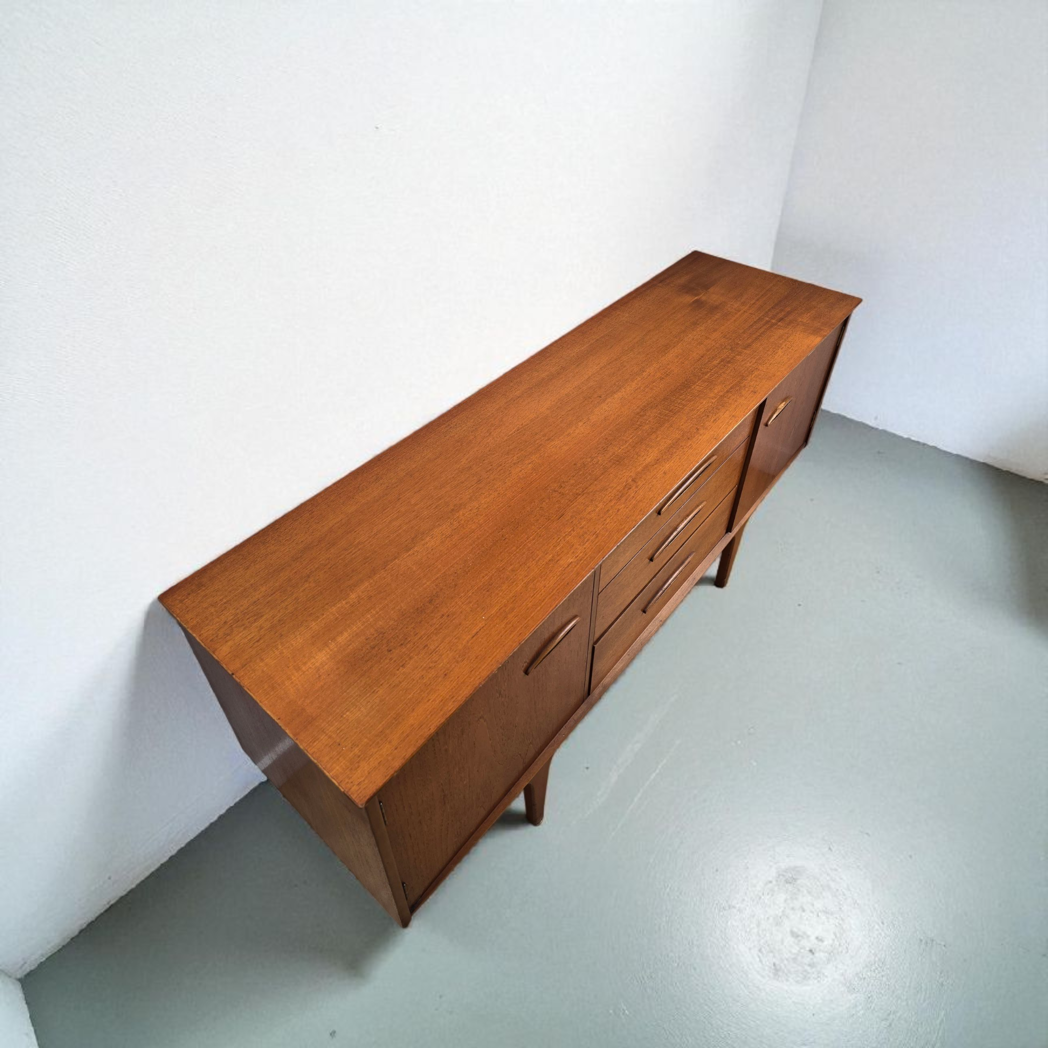 Compact Jentique Credenza