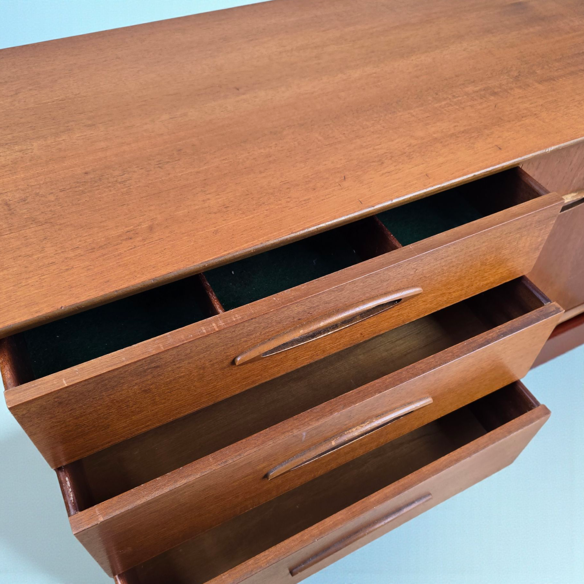 Compact Jentique Credenza