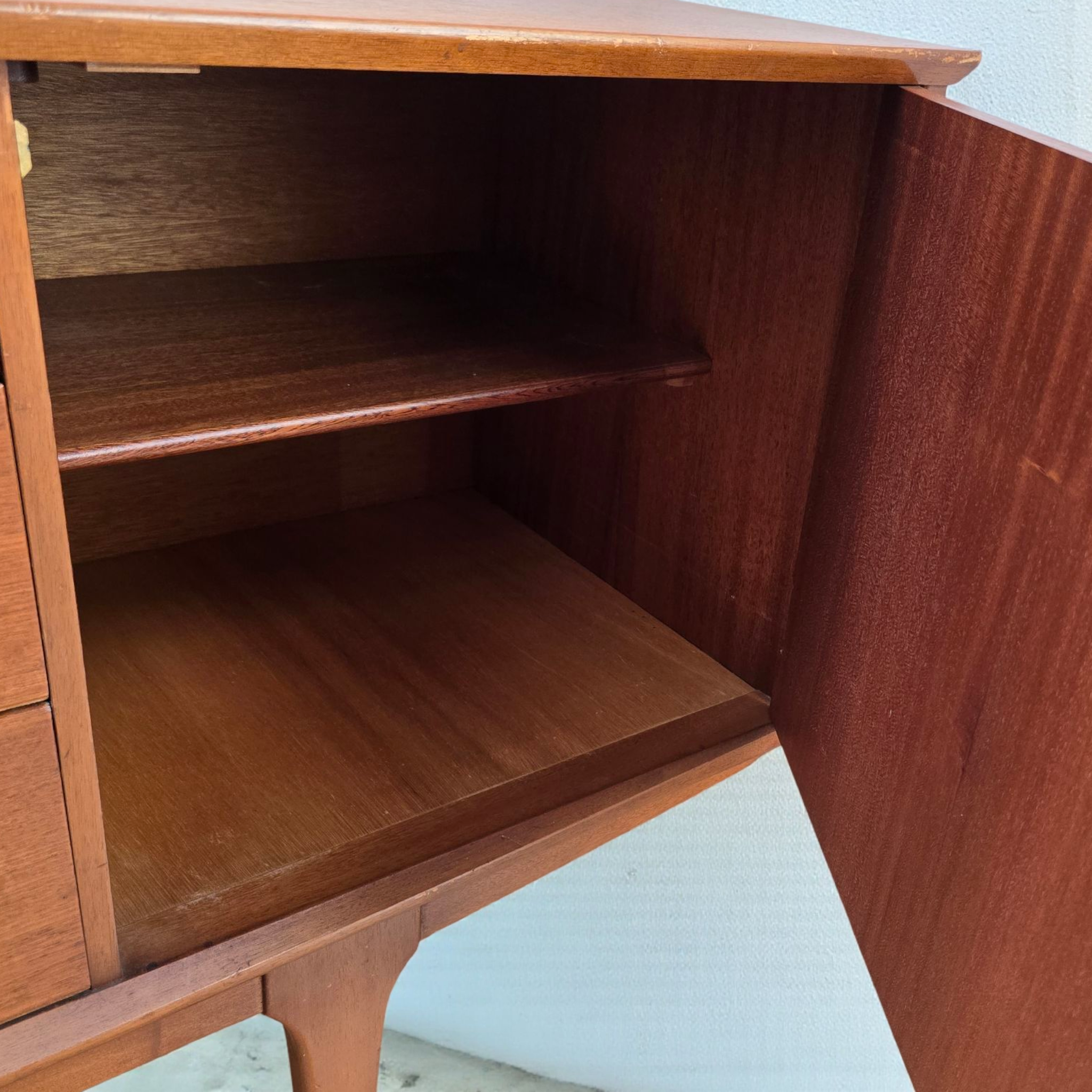 Compact Jentique Credenza
