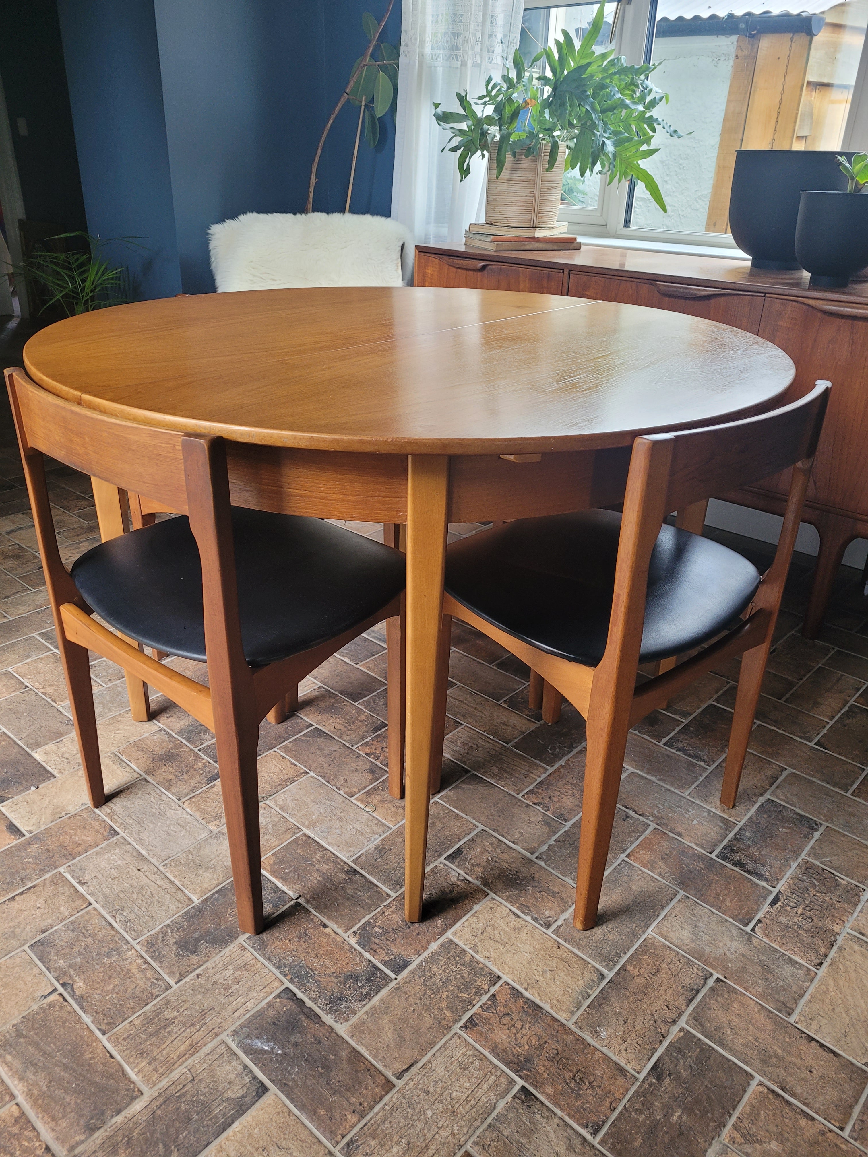 Nathan Extended Dining Table & 4 Chairs