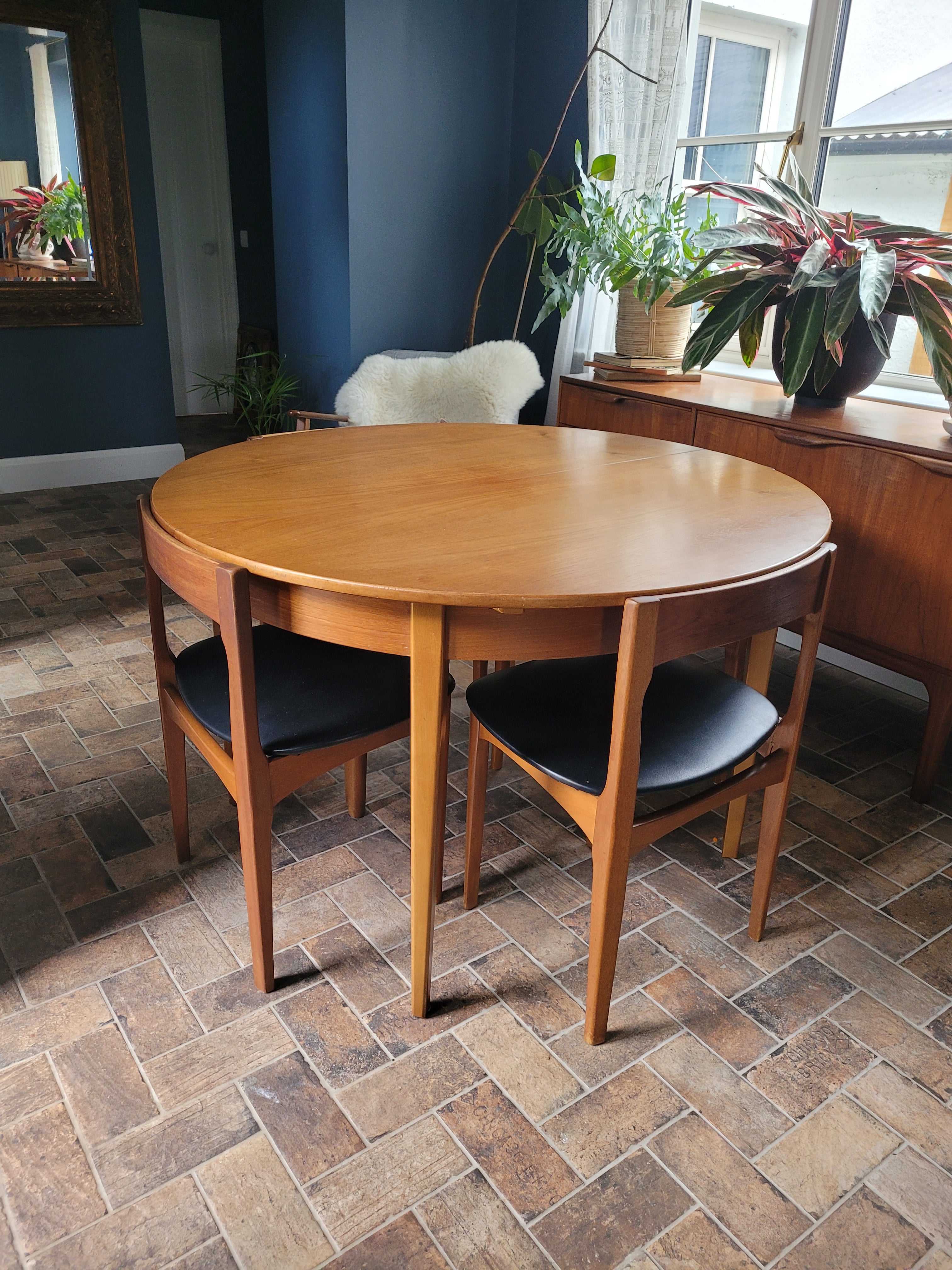 Nathan Extended Dining Table & 4 Chairs