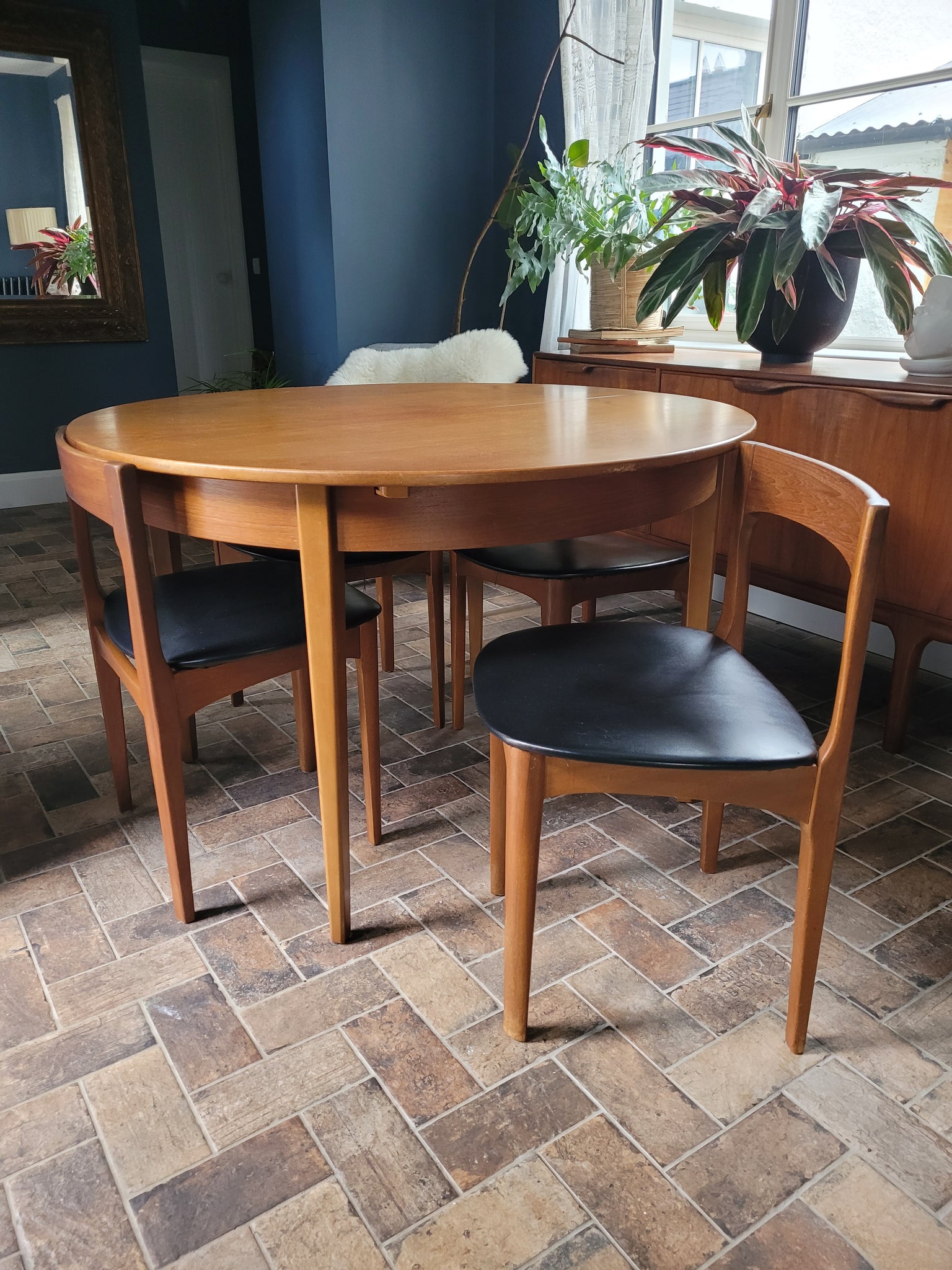 Nathan Extended Dining Table & 4 Chairs